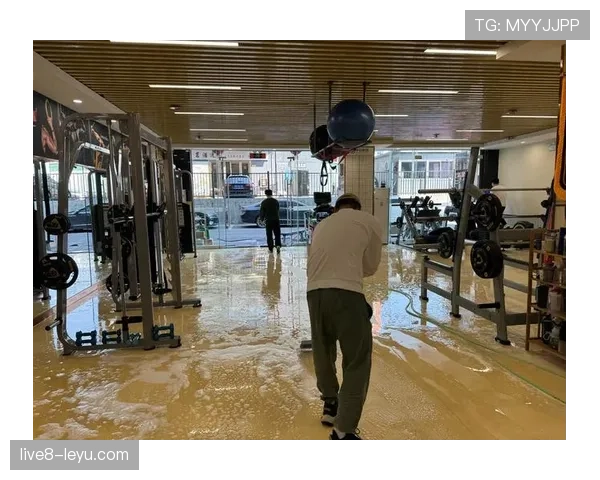 刘璇健身房里倒是拼，出门却像刚睡醒的网红 阅读全靠化妆点亮脸色